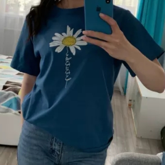 BLUE DAISY PRINT TEE - Picture 2 of 3